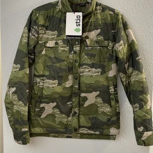 sᴛɪᴏ sᴋʏᴄʀᴇsᴛ ɪɴsᴜʟᴀᴛᴇᴅ sɴᴀᴘ sʜɪʀᴛ Jacket in camo ᴘʀɪɴᴛ NWT